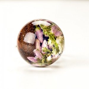 Pierścionek z drewnem i kwiatami.