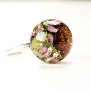 Pierścionek z drewnem i kwiatami.