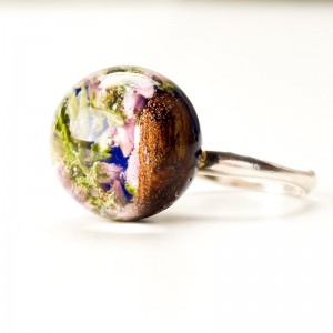 Pierścionek z drewnem i kwiatami.