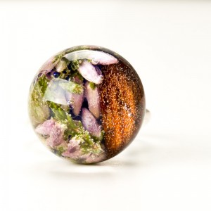 Pierścionek z drewnem i kwiatami.