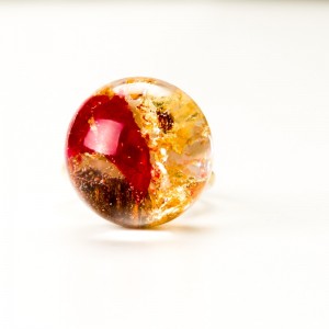 Pierścionek z drewna i żywicy.