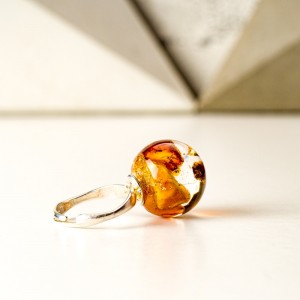 Pierścionek z bursztynem.