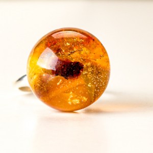 Pierścionek z bursztynem.