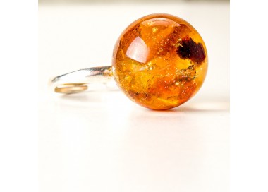 Pierścionek z bursztynem.