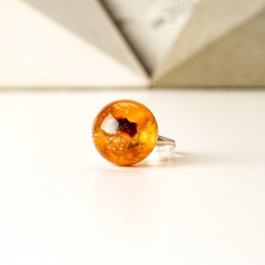 Pierścionek z bursztynem.