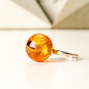 Pierścionek z bursztynem.