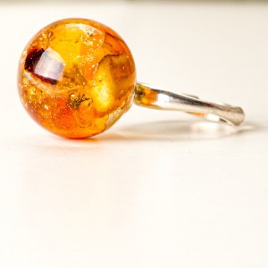 Pierścionek z bursztynem.