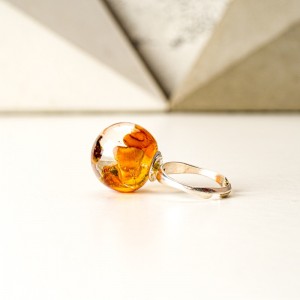 Pierścionek z bursztynem.