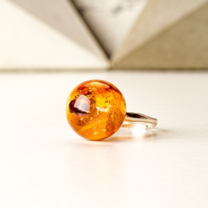 Pierścionek z bursztynem.