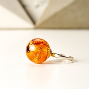 Pierścionek z bursztynem.