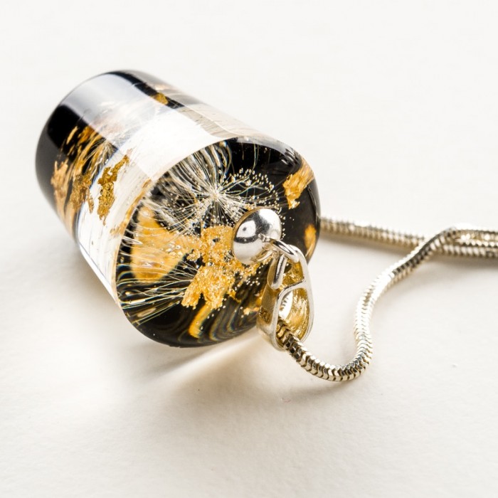 Dmuchawce w żywicy z płatkami złota.