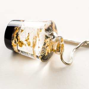 Dmuchawce w żywicy z płatkami złota.