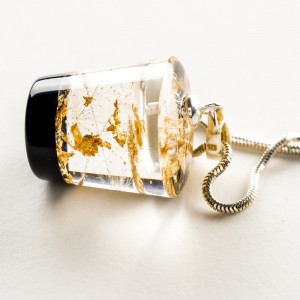 Dmuchawce w żywicy z płatkami złota.