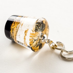 Dmuchawce w żywicy z płatkami złota.