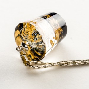 Dmuchawce w żywicy z płatkami złota.