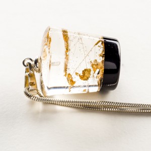 Dmuchawce w żywicy z płatkami złota.