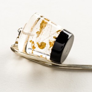 Dmuchawce w żywicy z płatkami złota.