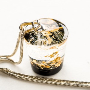 Dmuchawce w żywicy z płatkami złota.