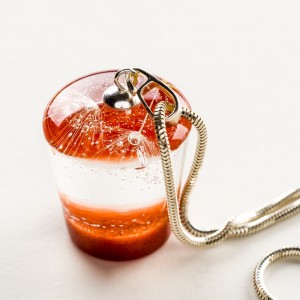 Naszyjnik dmuchawcem w miedzianym kolorze.