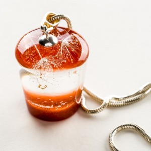 Naszyjnik dmuchawcem w miedzianym kolorze.