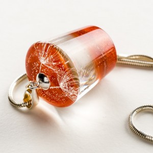 Naszyjnik dmuchawcem w miedzianym kolorze.