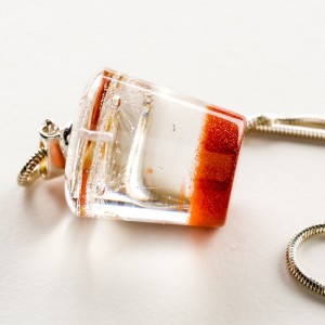 Naszyjnik dmuchawcem w miedzianym kolorze.