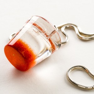 Naszyjnik dmuchawcem w miedzianym kolorze.