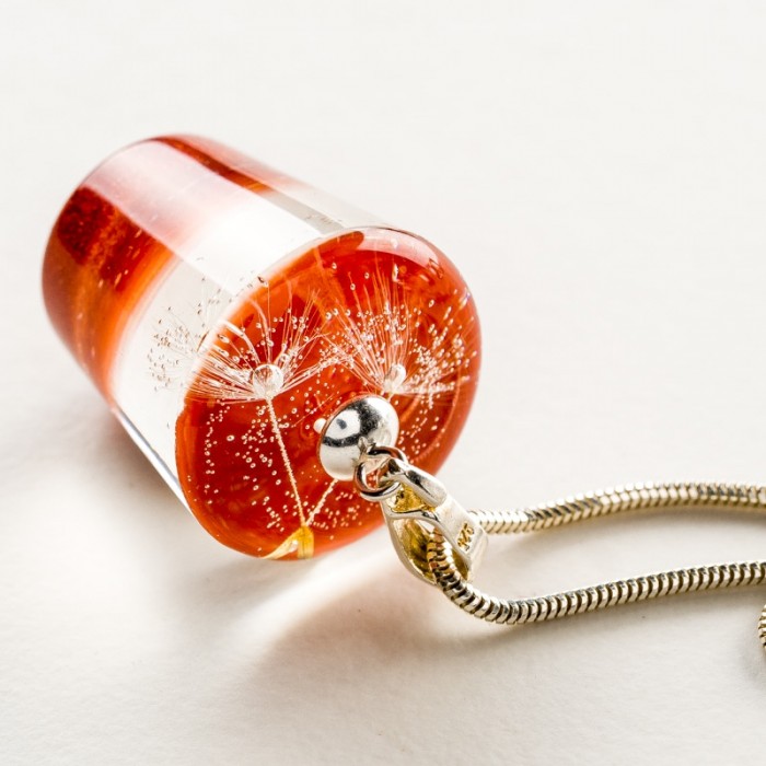 Naszyjnik dmuchawcem w miedzianym kolorze.