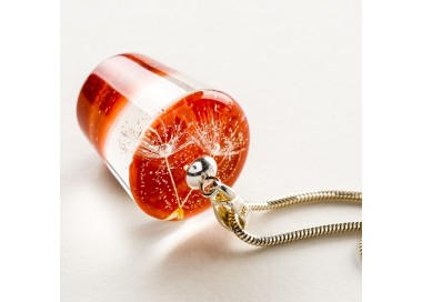 Naszyjnik dmuchawcem w miedzianym kolorze.