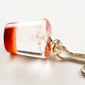 Naszyjnik dmuchawcem w miedzianym kolorze.