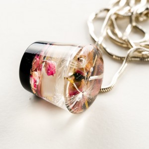 Czarny naszyjnik do sukienki z wrzoścami.