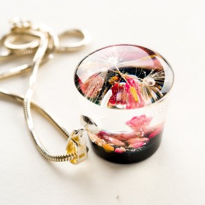 Czarny naszyjnik do sukienki z wrzoścami.