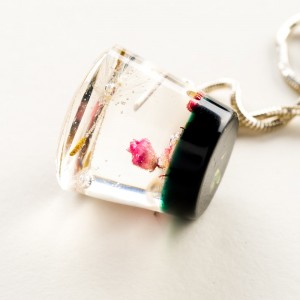 Czarny naszyjnik do sukienki z wrzoścami.