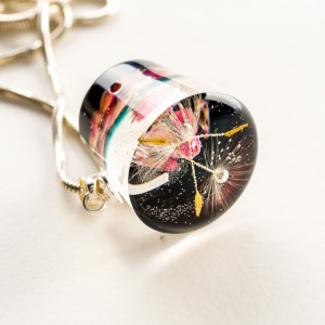 Czarny naszyjnik do sukienki z wrzoścami.