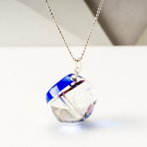 Naszyjnik do dużego dekoltu.