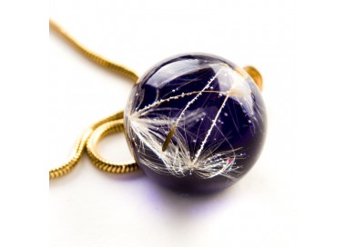 Naszyjnik fioletowy z dmuchawcami.