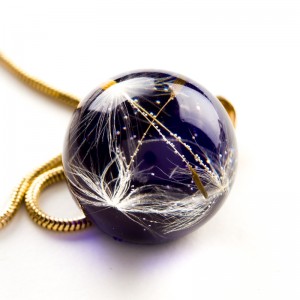 Naszyjnik fioletowy z dmuchawcami.