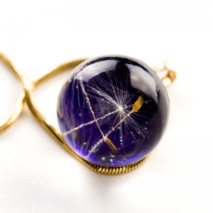 Naszyjnik fioletowy z dmuchawcami.