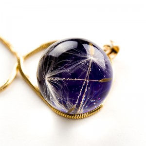 Naszyjnik fioletowy z dmuchawcami.