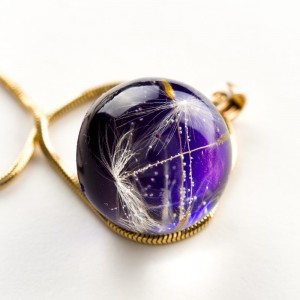 Naszyjnik fioletowy z dmuchawcami.