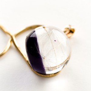 Naszyjnik fioletowy z dmuchawcami.