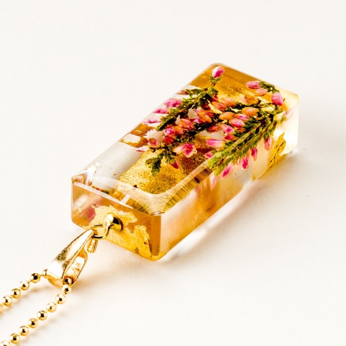 Naszyjnik prostokąt z kwiatami, złocona biżuteria.