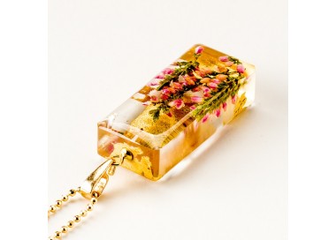 Naszyjnik prostokąt z kwiatami, złocona biżuteria.