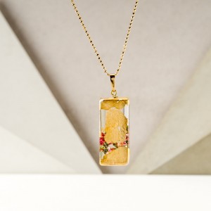 Naszyjnik prostokąt z kwiatami, złocona biżuteria.