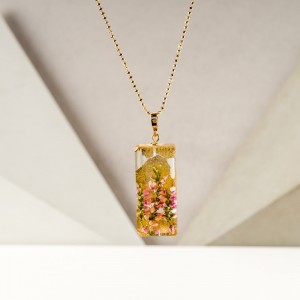 Naszyjnik prostokąt z kwiatami, złocona biżuteria.