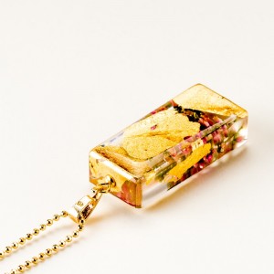 Naszyjnik prostokąt z kwiatami, złocona biżuteria.