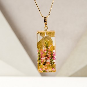 Naszyjnik prostokąt z kwiatami, złocona biżuteria.