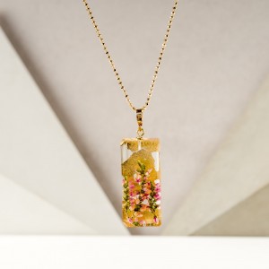 Naszyjnik prostokąt z kwiatami, złocona biżuteria.