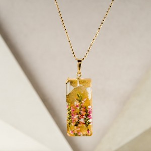 Naszyjnik prostokąt z kwiatami, złocona biżuteria.