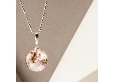 Naszyjnik z suszonymi kwiatami i dmuchawcem.